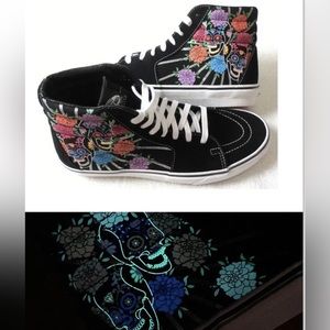 Men’s size 6 Women’s 7.5 New día de los muertos Black vans glow skulls